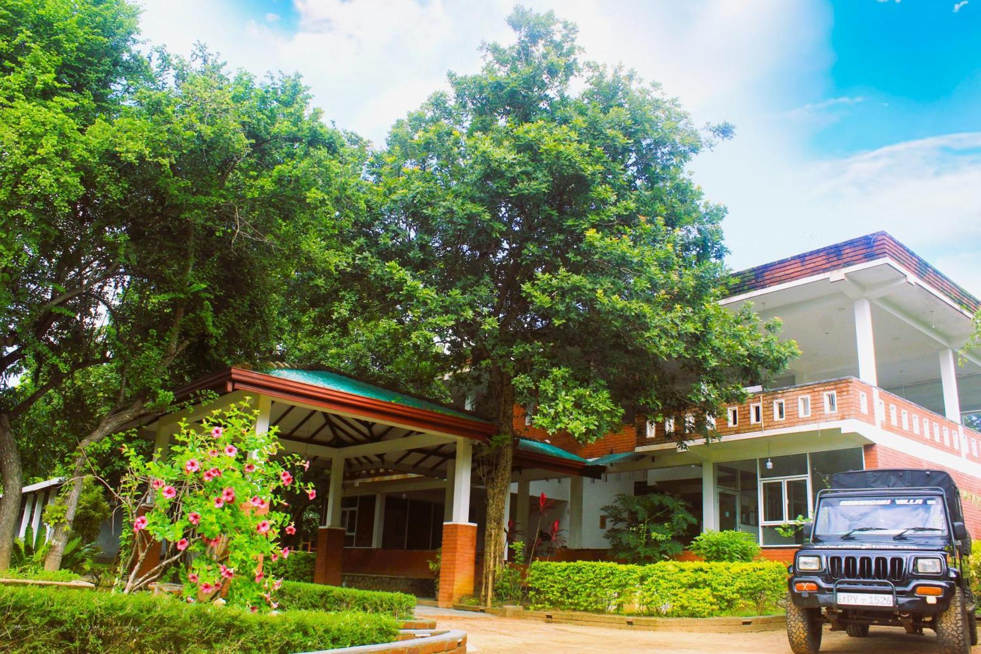 Green Hut Hotel & Restaurant With Unique View Point Sigiriya Bagian luar foto